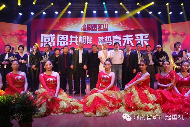 各位領(lǐng)導(dǎo)、嘉賓及公司領(lǐng)導(dǎo)與演員合影留念.jpg